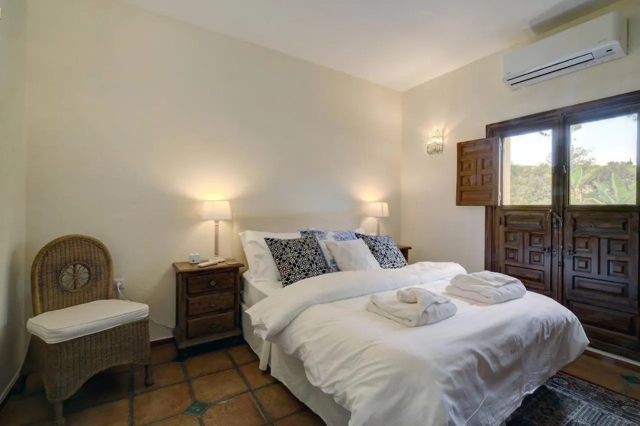 Private 10 Bedroom Nr Marbella, Villa Candela Benahavís Pensión
