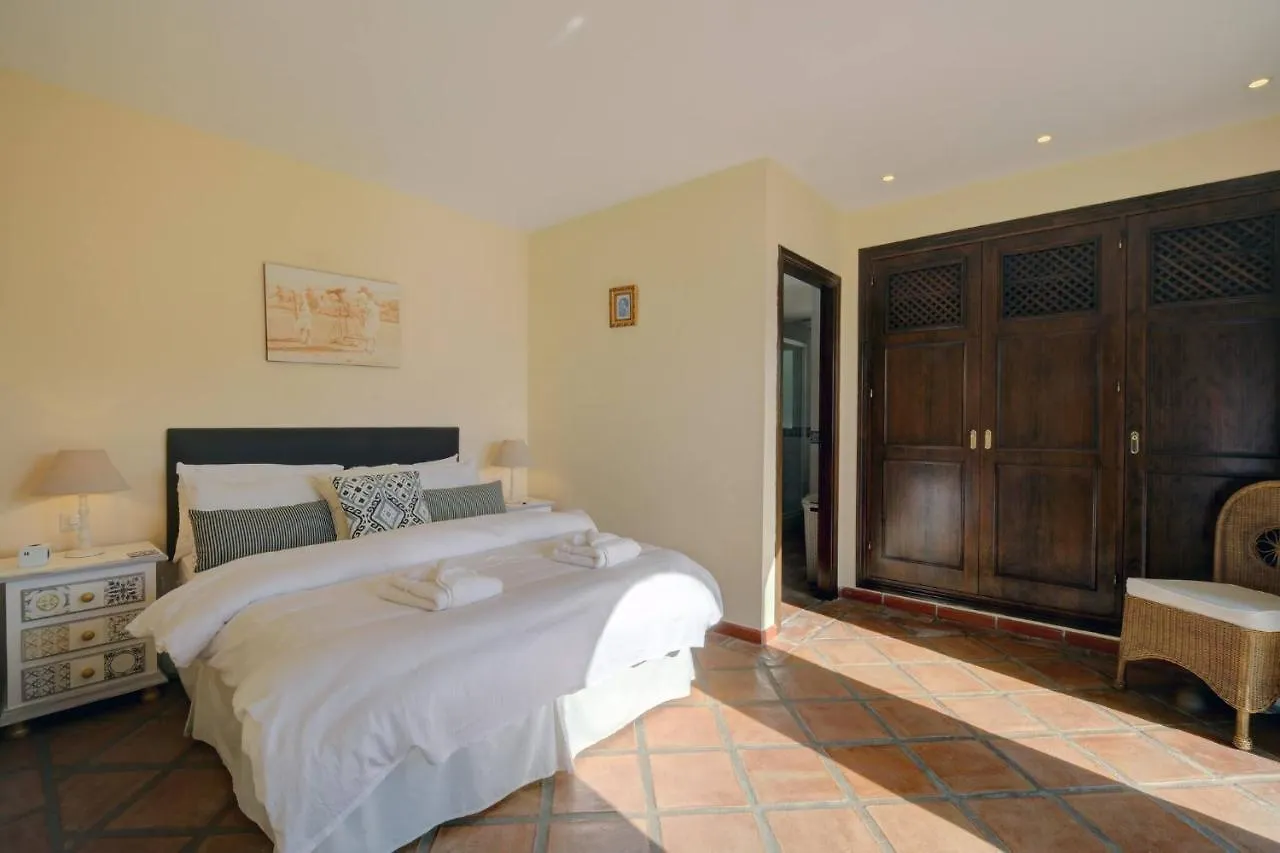 Private 10 Bedroom Nr Marbella, Villa Candela Benahavís Pensión