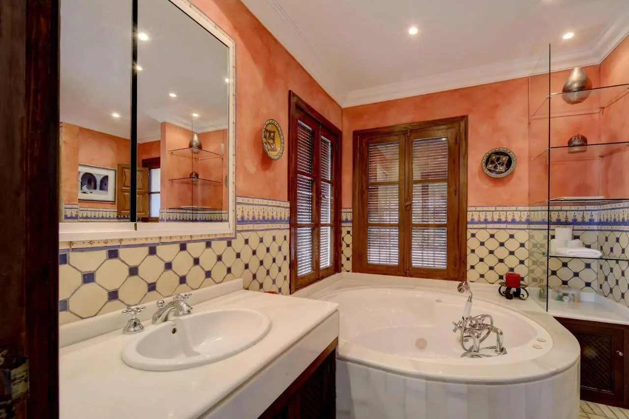 Private 10 Bedroom Nr Marbella, Villa Candela Benahavís Pensión