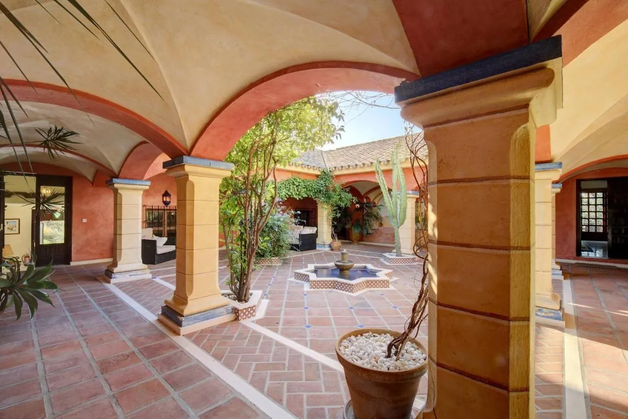 Private 10 Bedroom Nr Marbella, Villa Candela Benahavís Pensión