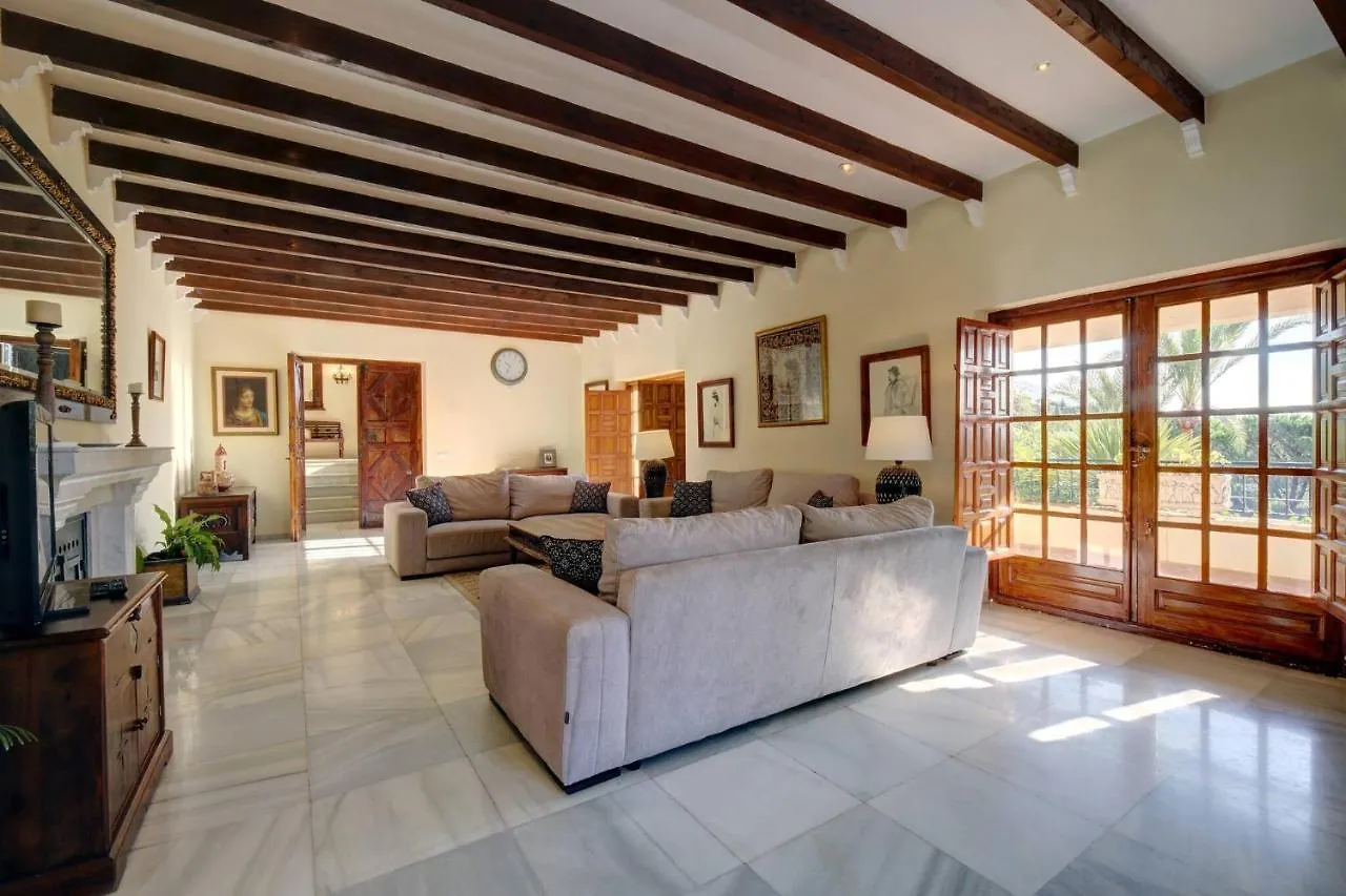 Private 10 Bedroom Nr Marbella, Villa Candela Benahavís Pensión