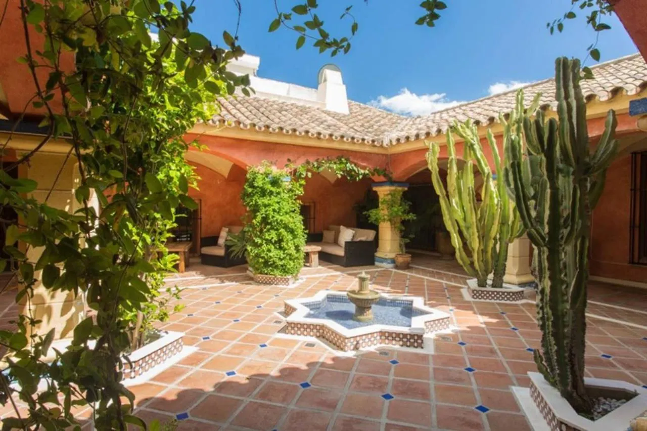 Private 10 Bedroom Nr Marbella, Villa Candela Benahavis Guest house